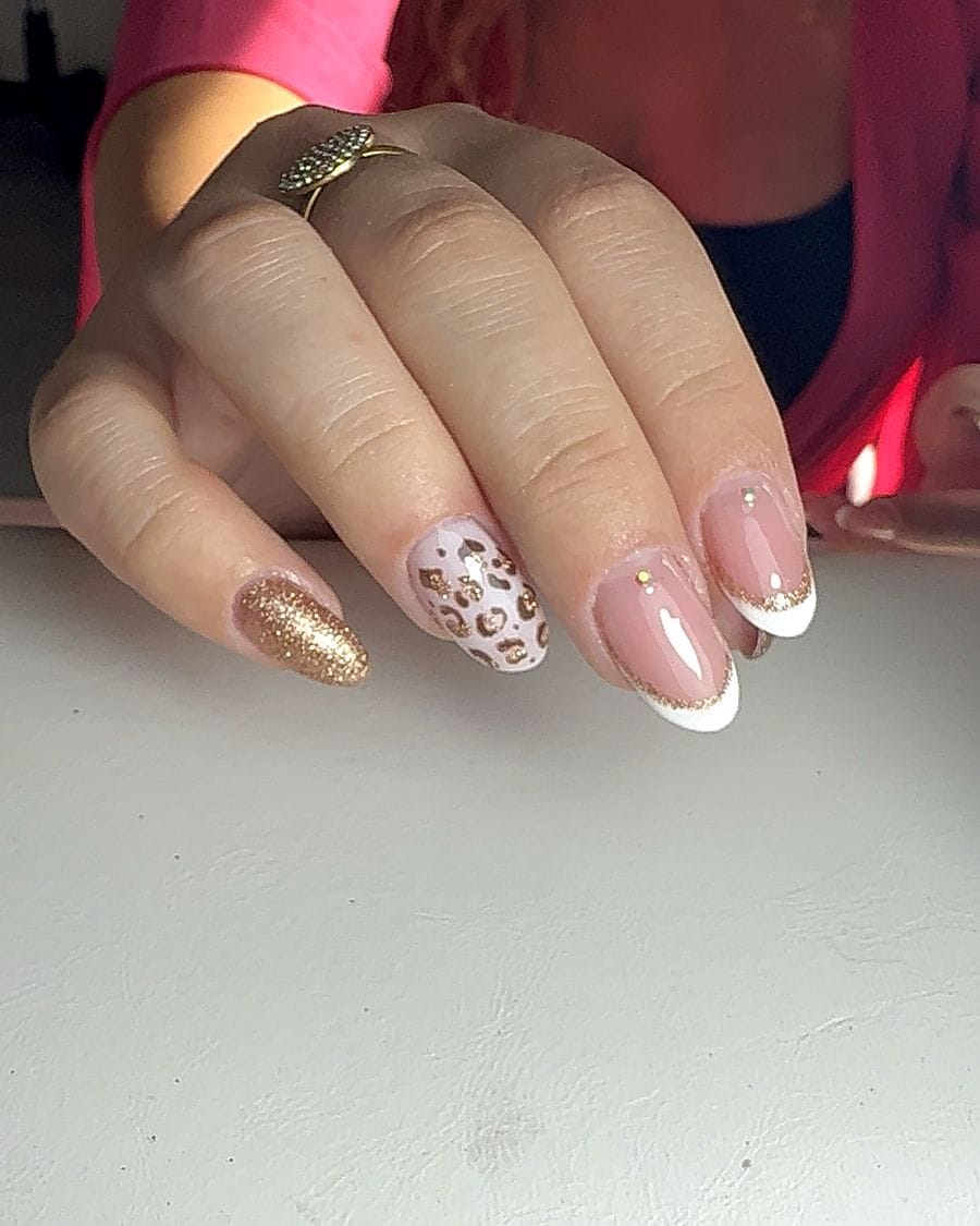 French blanche, paillettes or et nail art léopard sur capsules gel