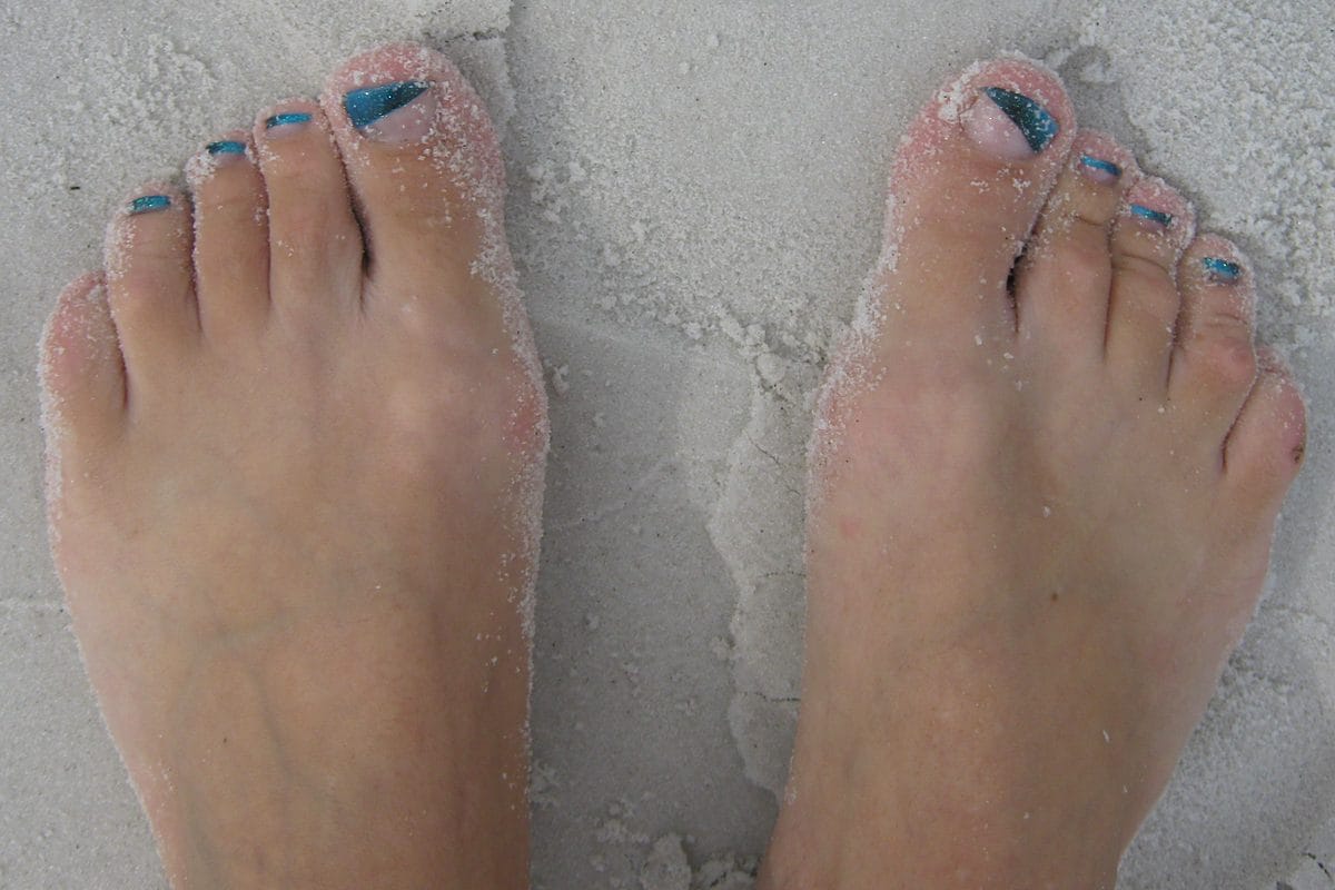 Vernis semi-permanent pieds bleu pailleté, Audrey Nails Aubière