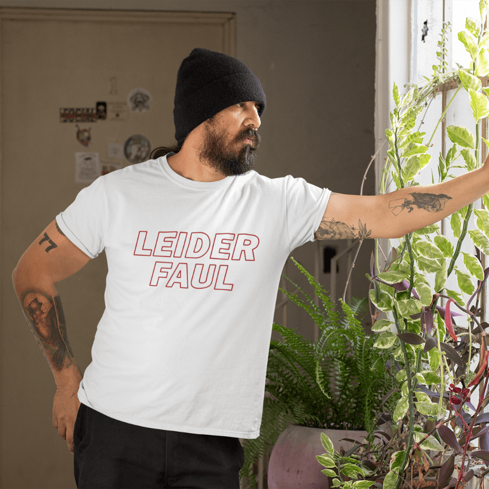 Mann trägt weißes Leider Faul Shirt mit minimalistischem Spruch Design und humorvollem Statement