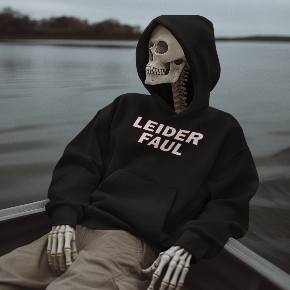 Skelett mit schwarzem Hoodie mit Leider Faul Spruch Design entspannt auf Boot mit humorvollem Statement