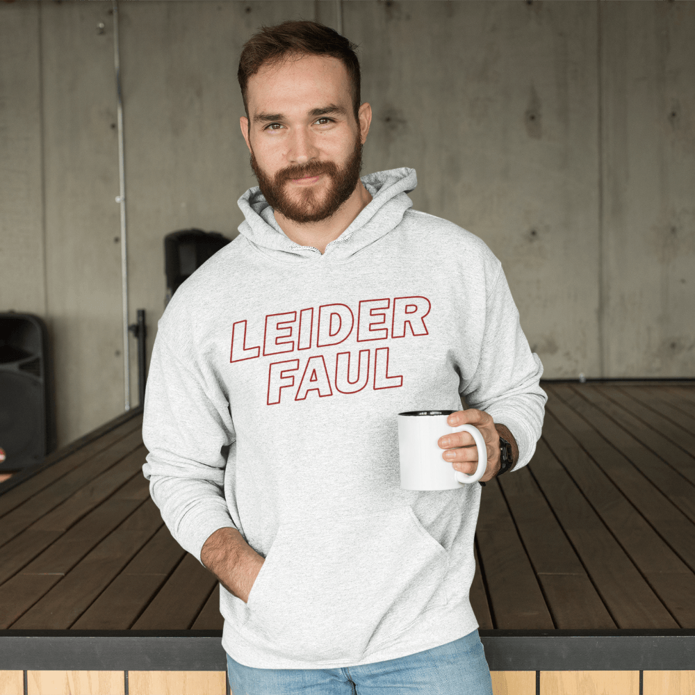 Mann mit Kaffee trägt grauen Leider Faul Hoodie mit minimalistischem Humor Spruch