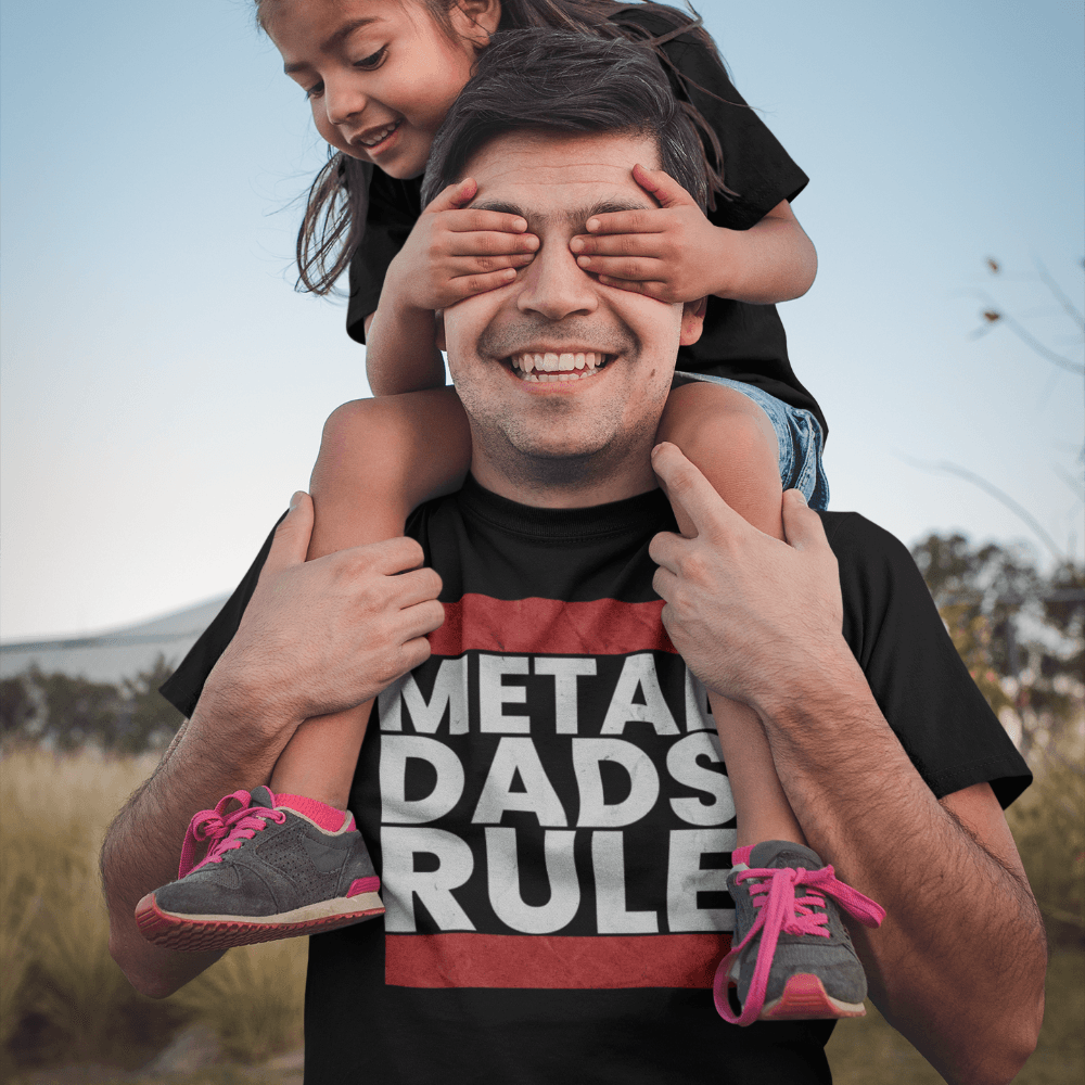 Mann trinkt ein Bier auf einer Gartenparty mit einen coole schwarzen T-Shirt auf welchem Bier Gewinnt! steht.