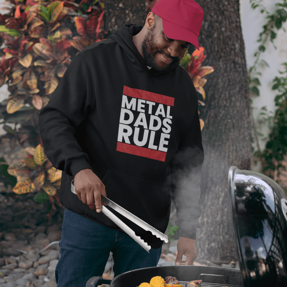 Frau mit Headset trägt schwarzen Hoodie mit Headclicker Blueprint Gaming Motiv.