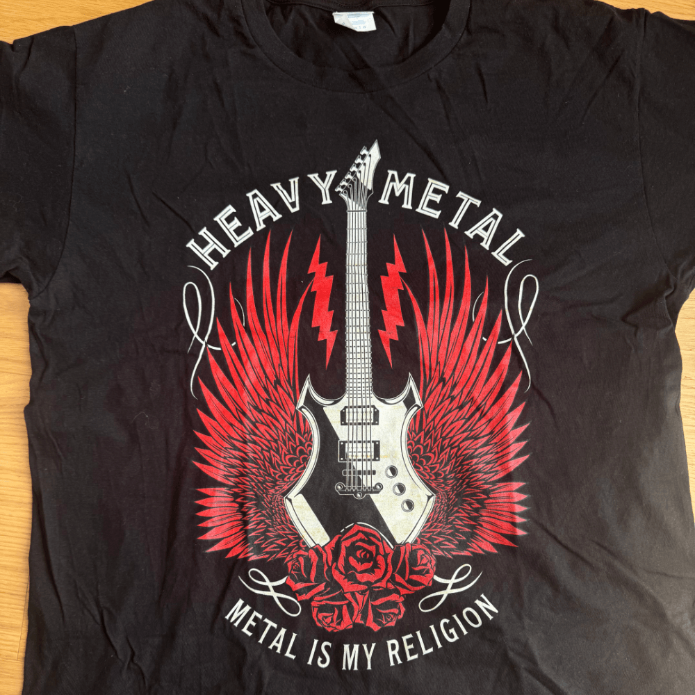 Frau im Studio trägt schwarzes T-Shirt mit Headclicker Blueprint Gaming Motiv.