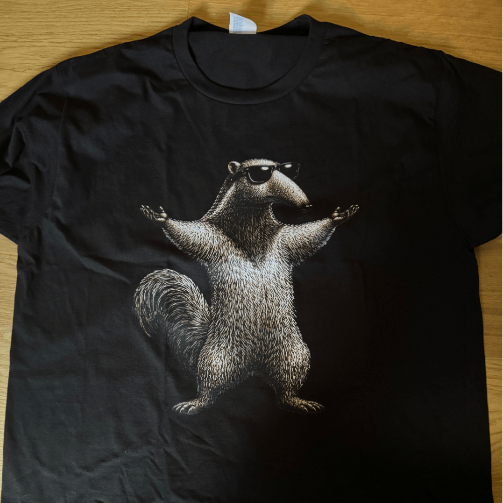 Frau im Studio trägt schwarzes T-Shirt mit Headclicker Blueprint Gaming Motiv.