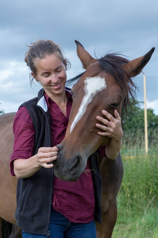 Katia accompagné de son cheval 