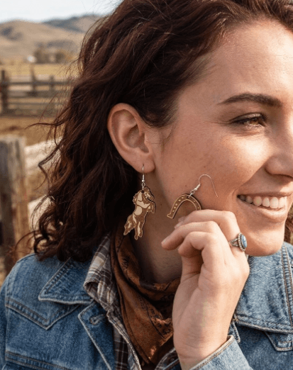 boucle d oreilles en bois theme equitation