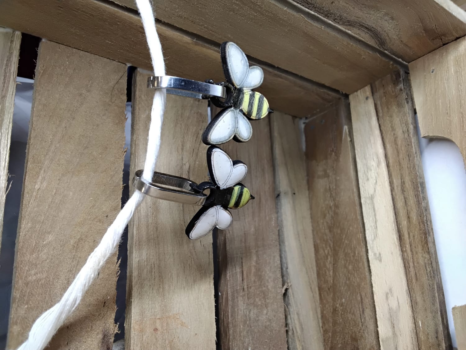 pampille bois abeilles peint a la main résine fait en Sarthe