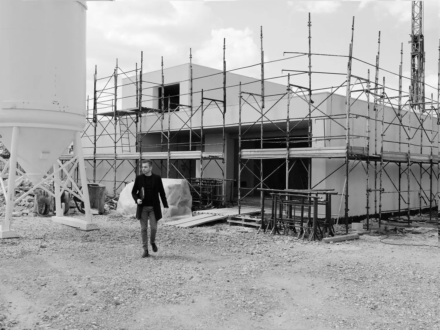 L'Architetto Gianluca Perin in cantiere, mentre supervisiona lo stato di avanzamento di un progetto.