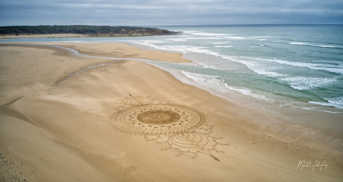 fresque sur plage par l'artiste land art Michel Jobard client de fanny gampp ei