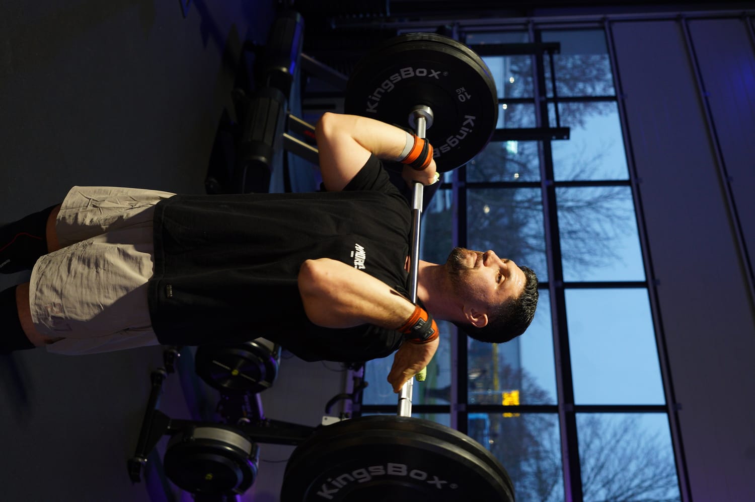 Training: Tayfun Ertural mit der Langhantel in der Front-Rack-Position