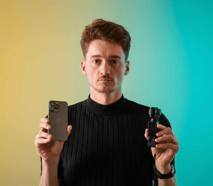 Portrait de Franck Devincenzi, PDG de Viralab avec son smartphone