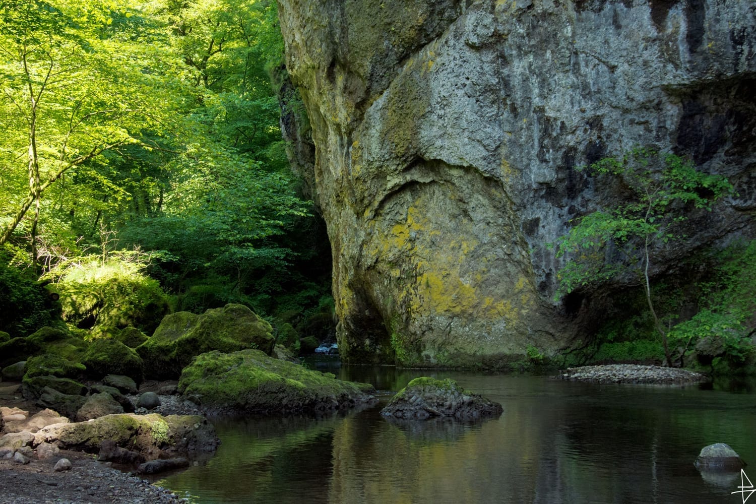 Photo rivière falaise et rochers