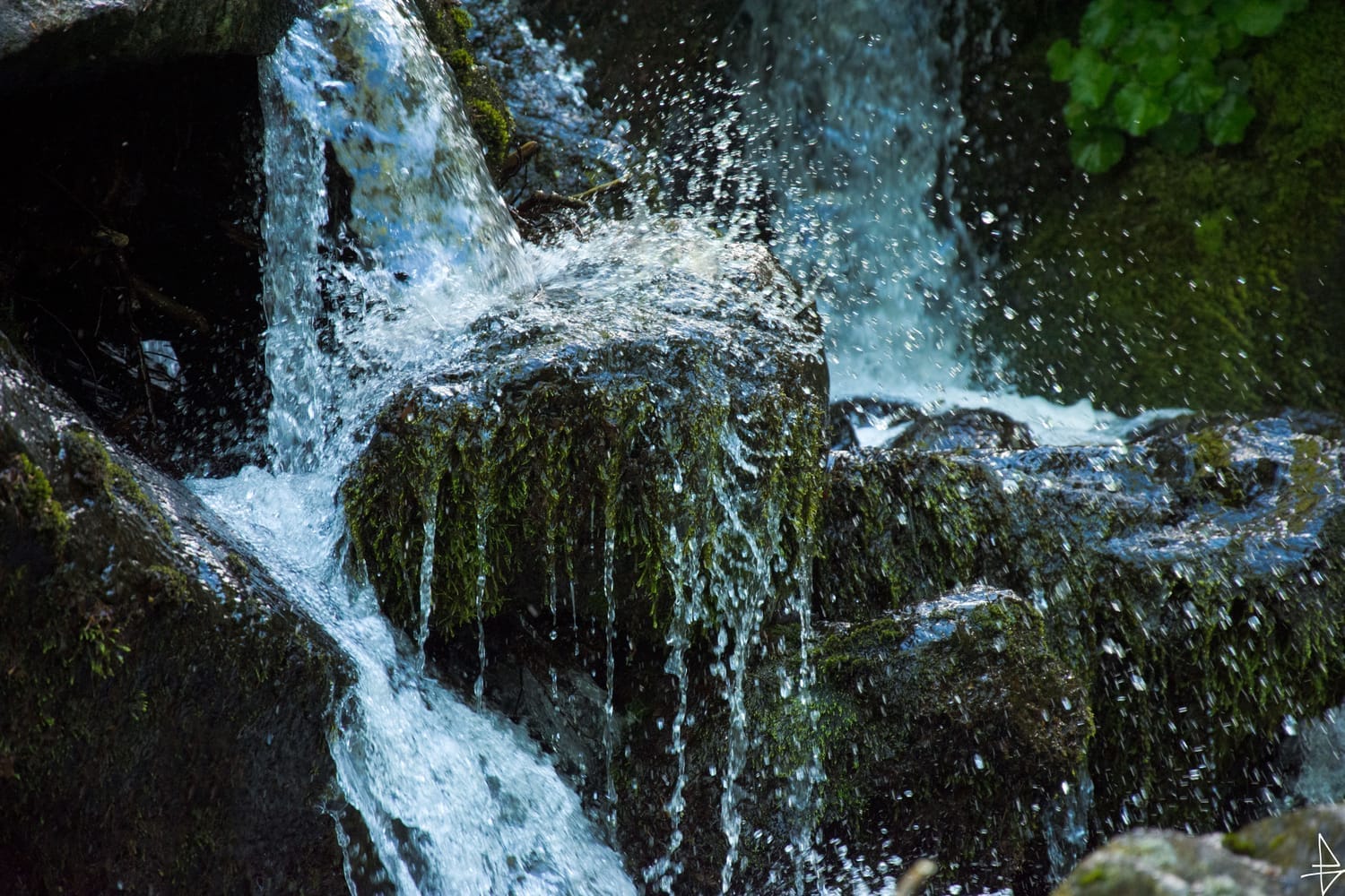 Photo splash d'eau sur rocher