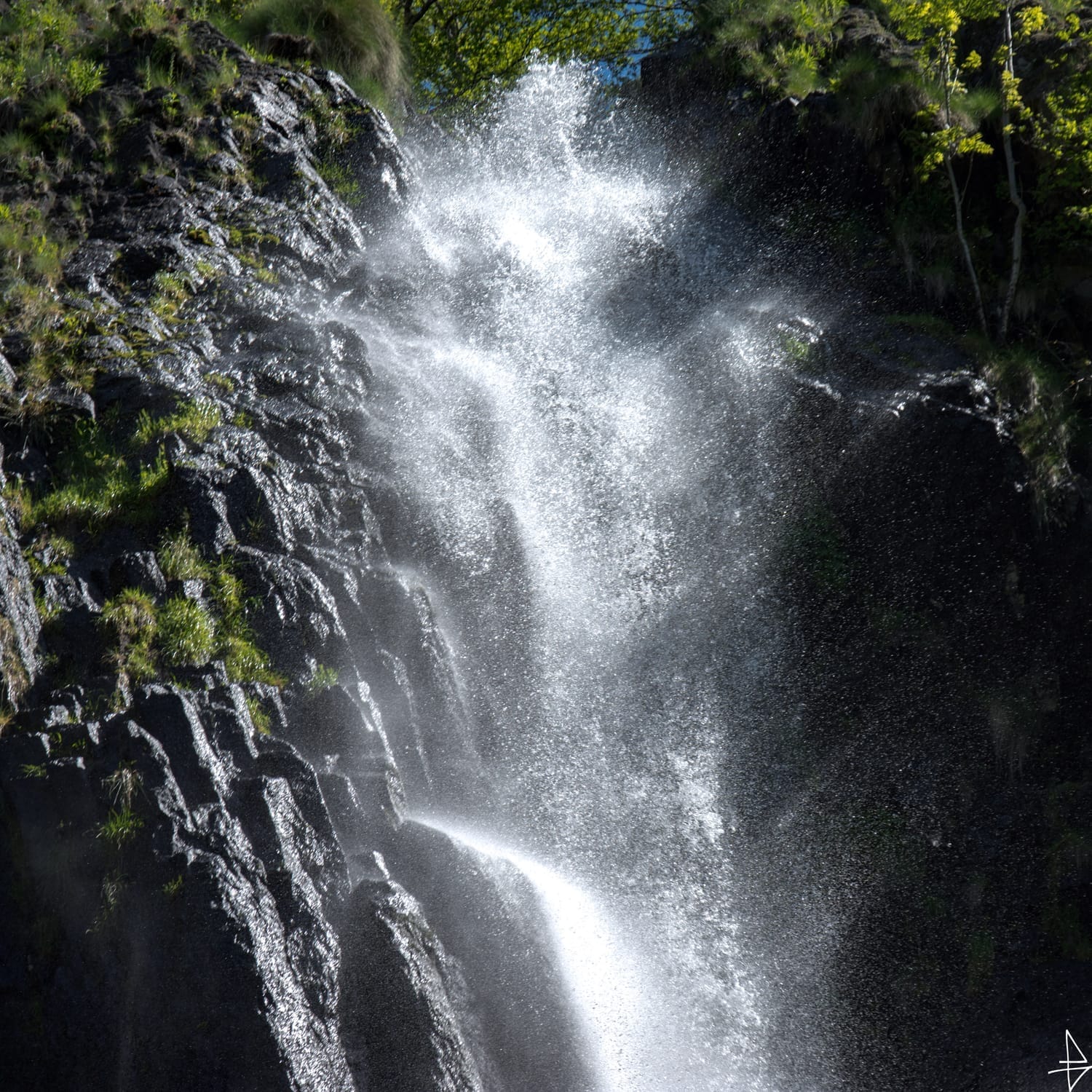 Photo rayons de soleil sur cascade