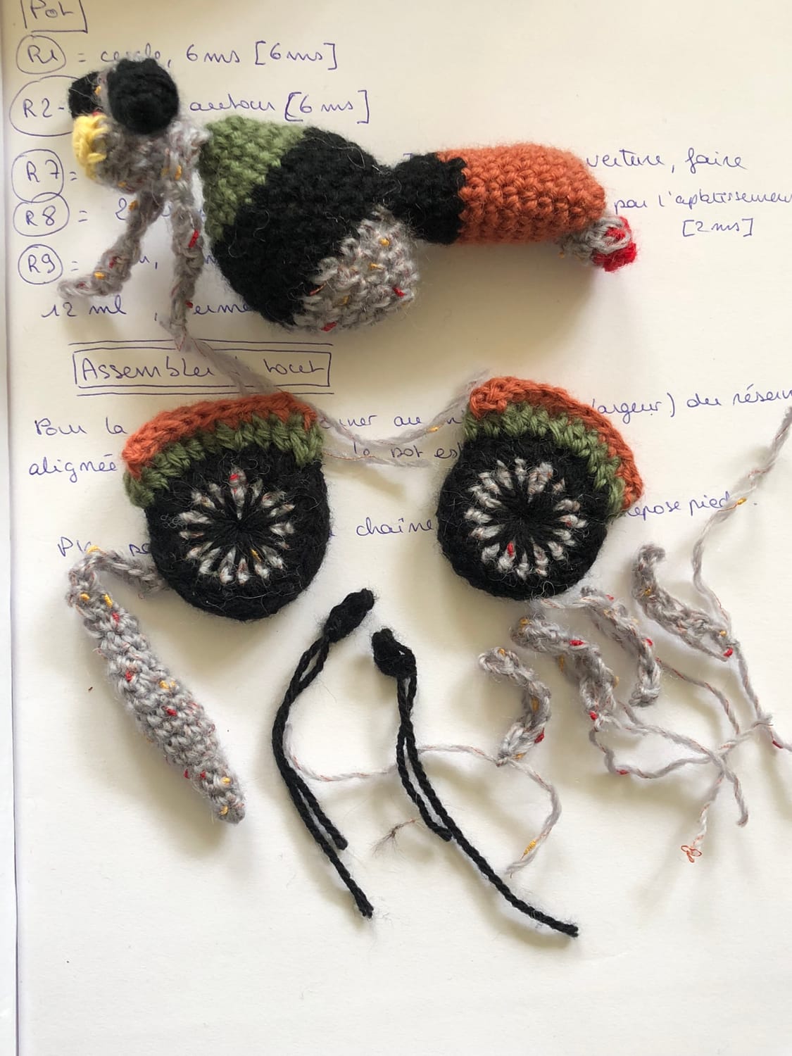 partie d'une moto en crochet