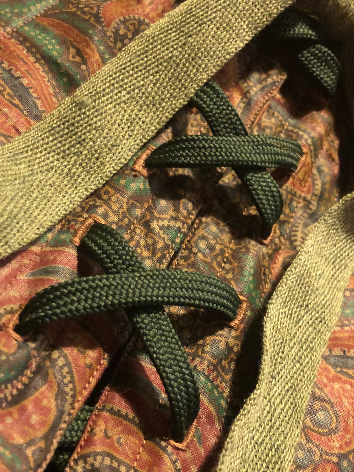 détail des lacets du corset fait main