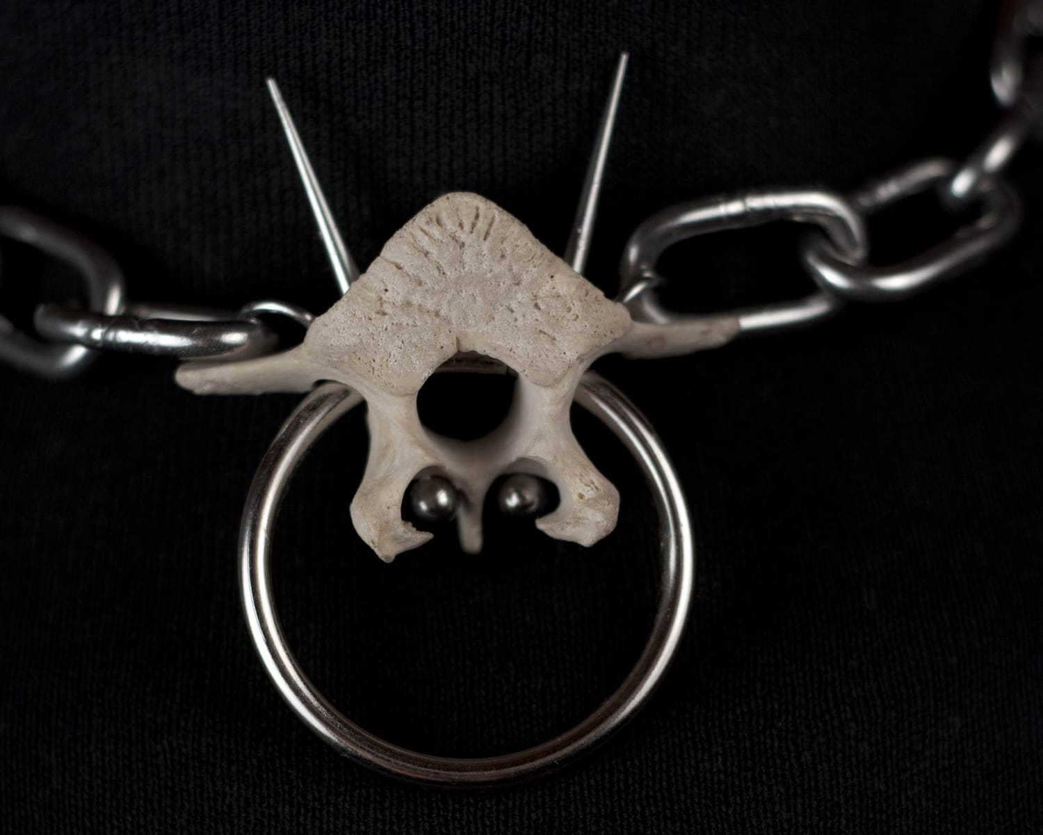 3e creation entrain d'ajuster un collier de sa fabrication