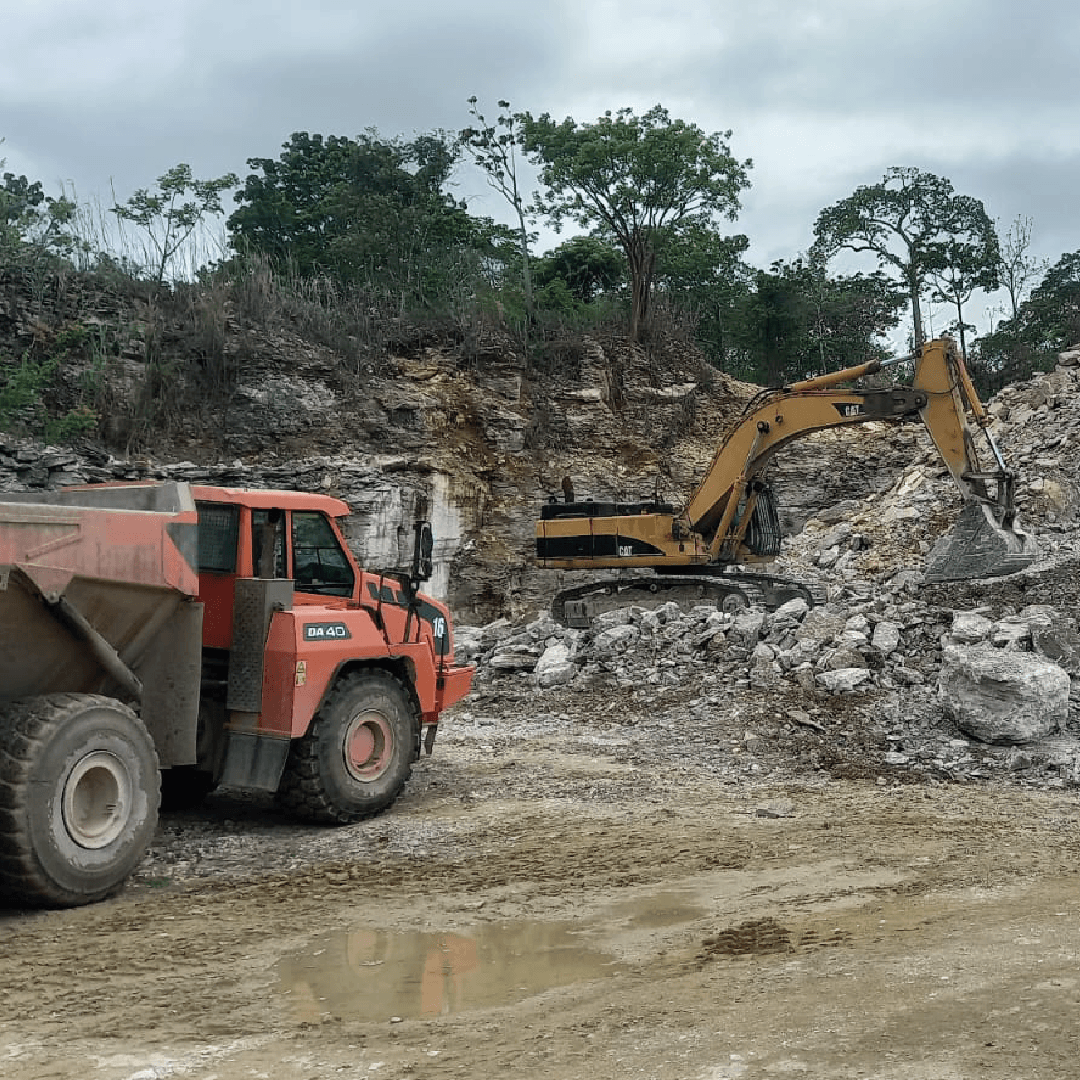 Mapa topográfico y modelo digital de terreno utilizados en levantamientos topográficos para minería y obras civiles en Panamá.