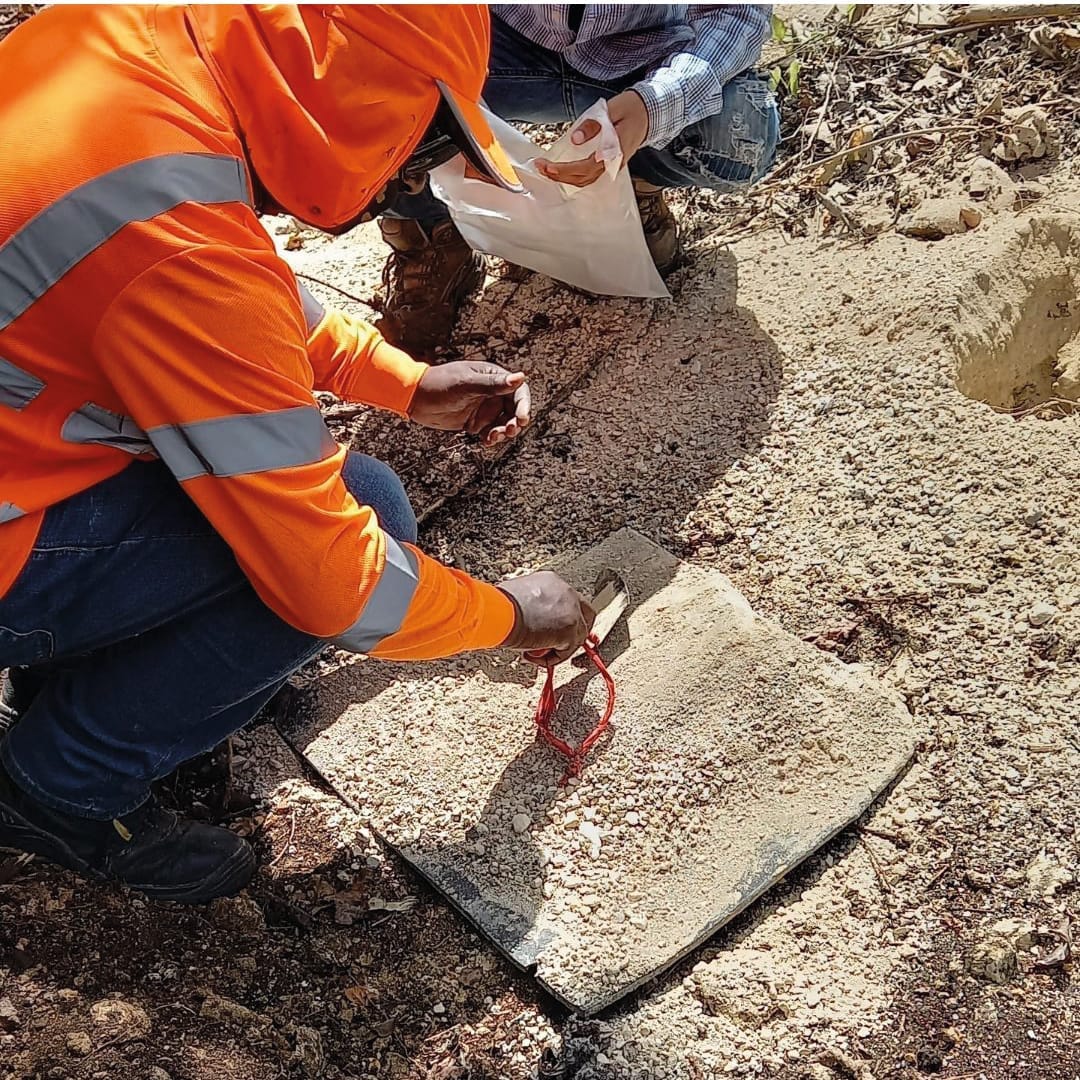 Mapa topográfico y modelo digital de terreno utilizados en levantamientos topográficos para minería y obras civiles en Panamá.