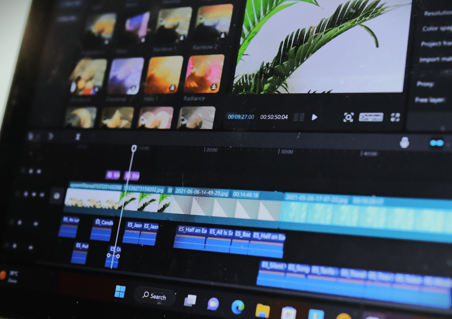 Nærbilde av videoredigeringsprogramvare på skjerm med tidslinje og klipp – illustrerer videoredigering og innholdsproduksjon