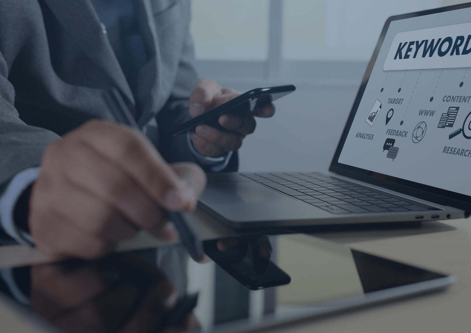 Person som jobber med søkeordsanalyse på laptop med keywords og innholdsstrategi på skjermen – illustrerer SEO-arbeid og digital markedsføring