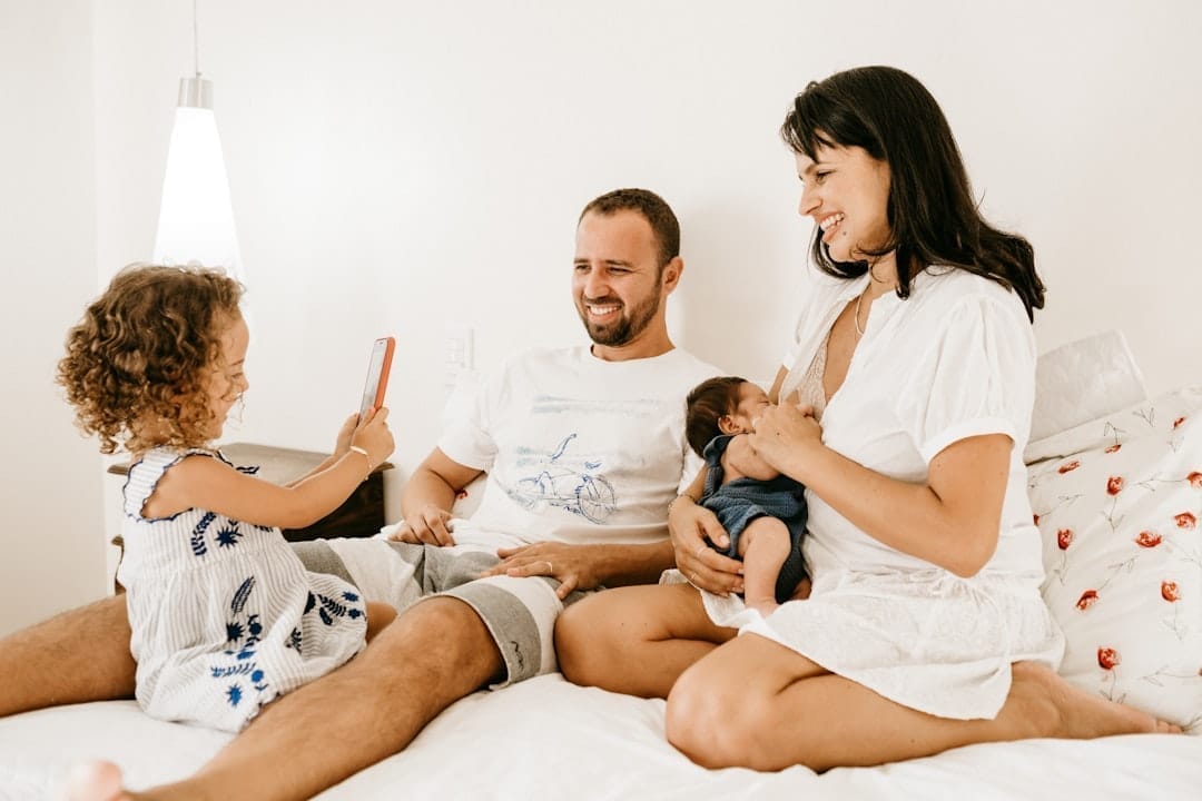 Famille heureuse et reposée
