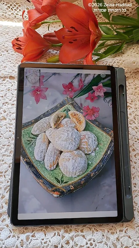 ספר הקינדל מנות עיקריות וקינוחים מאת זינה חדד, שמראה תמונה של המעמול הלבנוני המפורסם — במילוי אגוזי מלך ופיסטוקים.