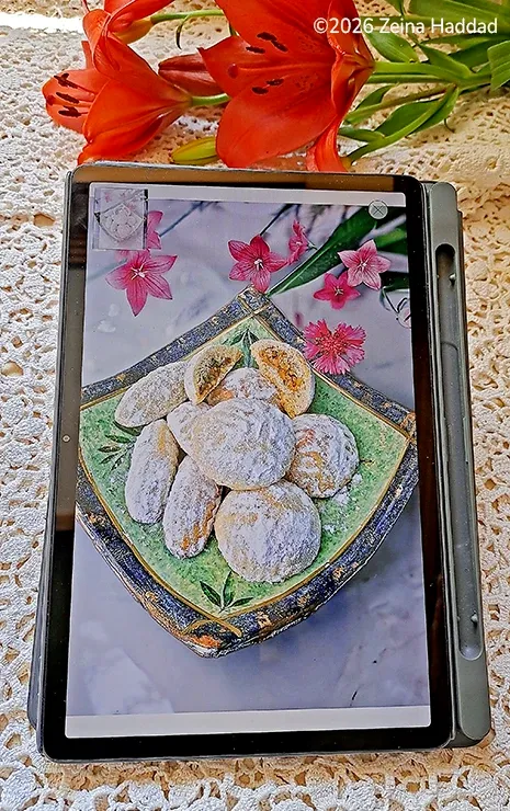 ספר הקינדל מנות עיקריות וקינוחים מאת זינה חדד, שמראה תמונה של המעמול הלבנוני המפורסם — במילוי אגוזי מלך ופיסטוקים.