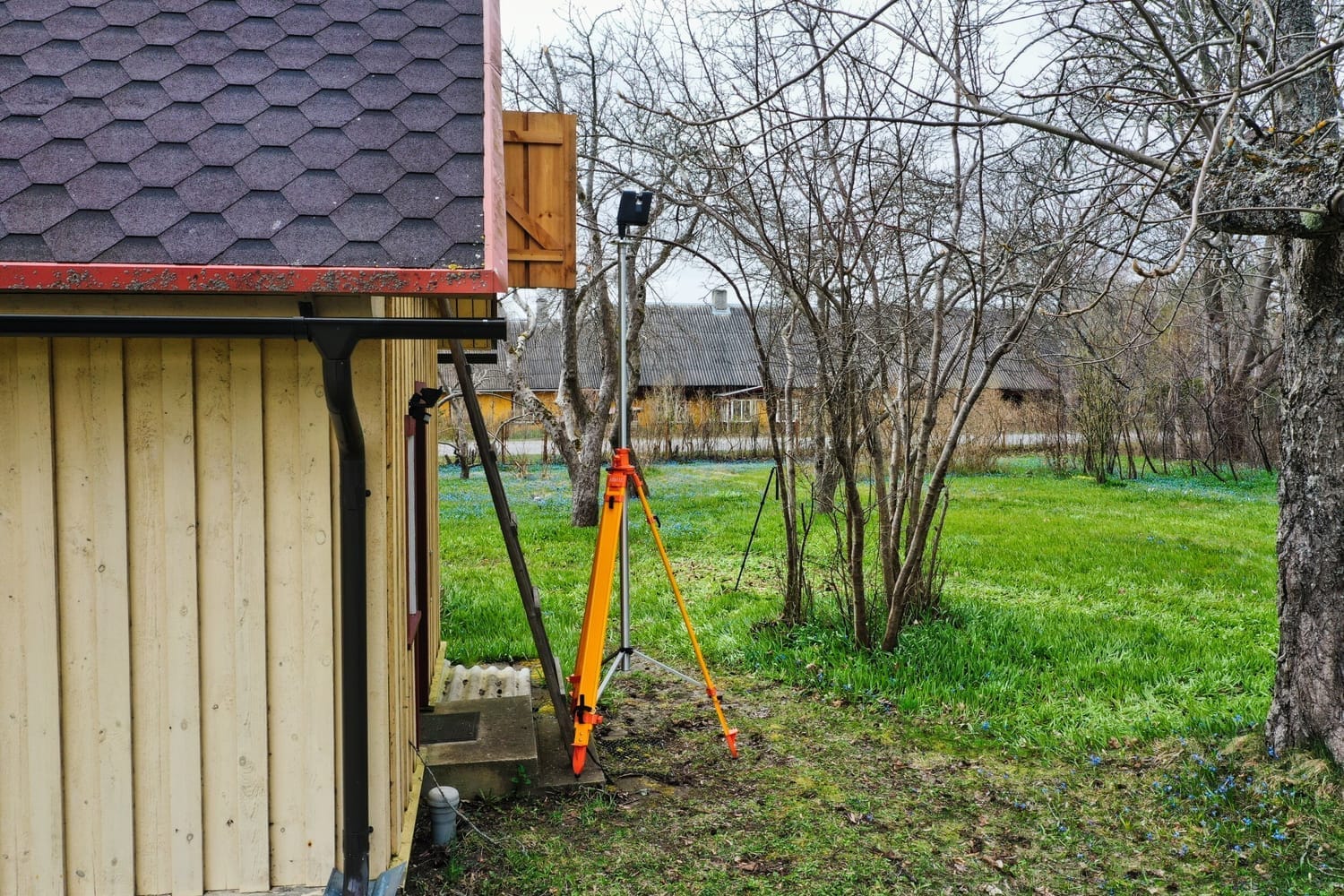 3D mõõdistamine on kiire ja täpne viis hoonest täieliku ülevaate saamiseks. Kui soovid luua põhjalikku 3D mudelit, on oluline mõõta ka pööning ja katuseharjad – eriti siis, kui plaanis on välja ehitada ärklikorrus või katusealune eluruum.