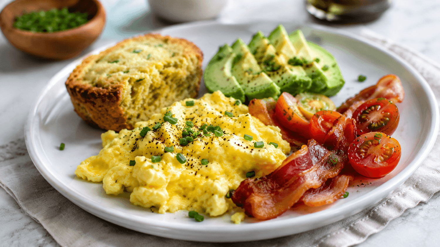 Desayuno keto con huevo y palta