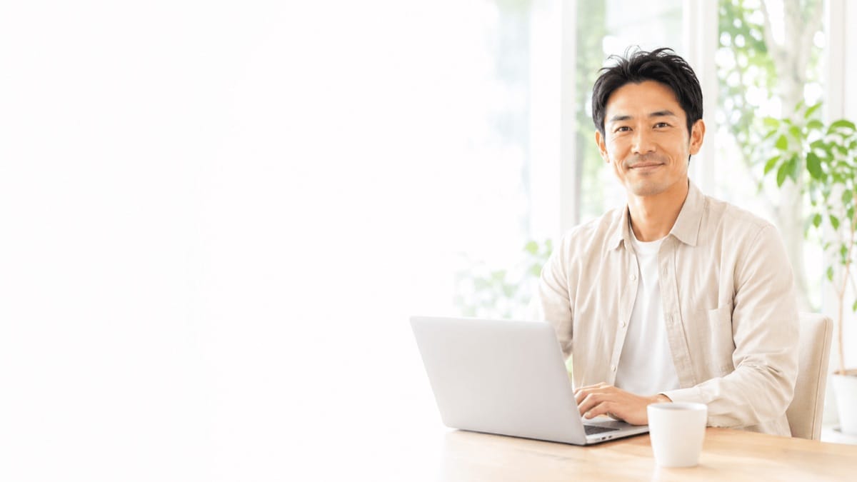 ノートパソコンに向かう男性
