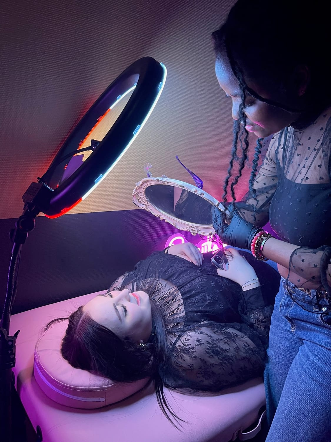 Photo de la dirigeante de l'institut de beauté Beauty By Besse ayant réalisé une prestation de blanchiment dentaire avec une cliente