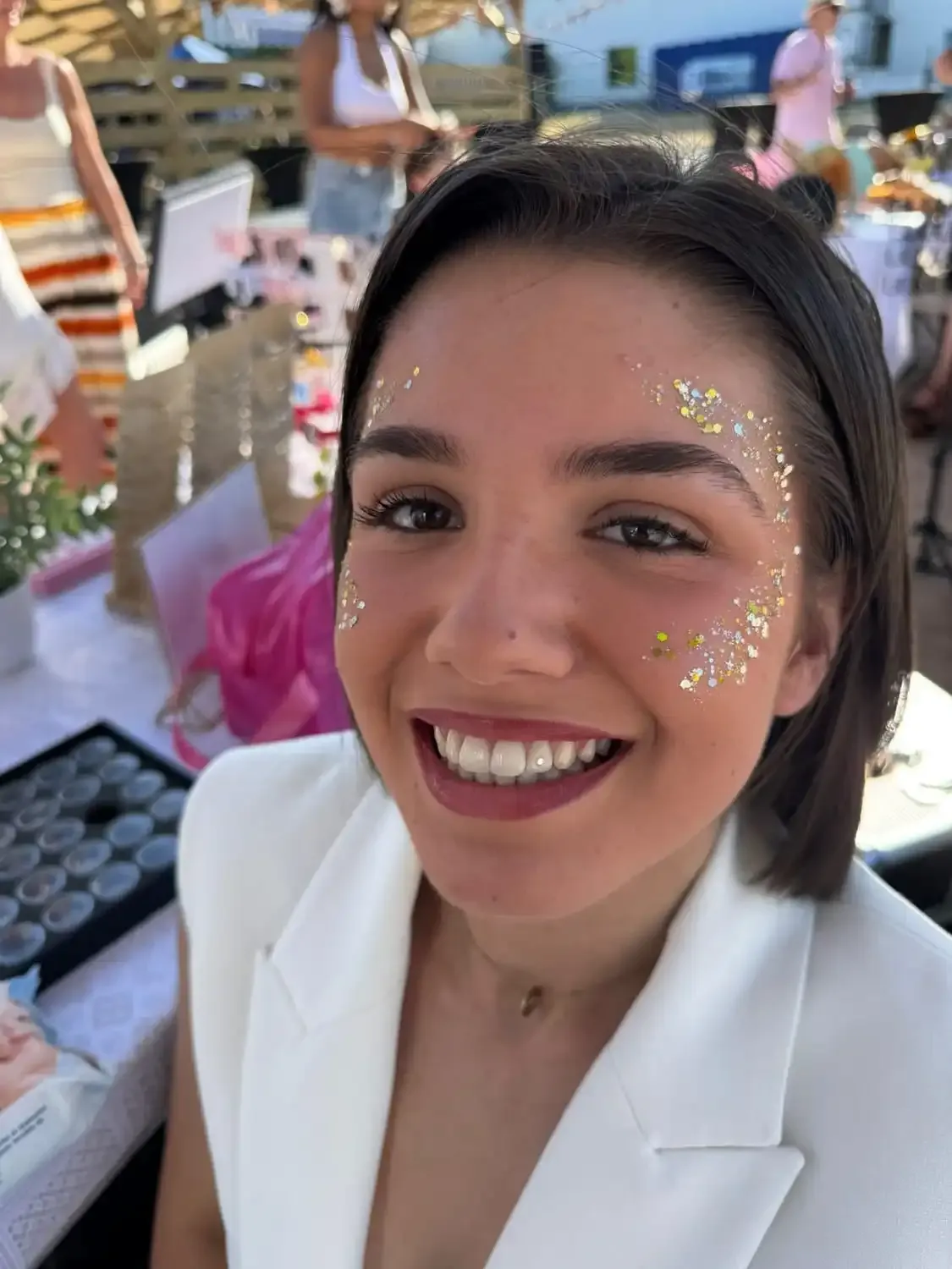 Pose de strass dentaires Clermont-Ferrand - Cliente satisfaite