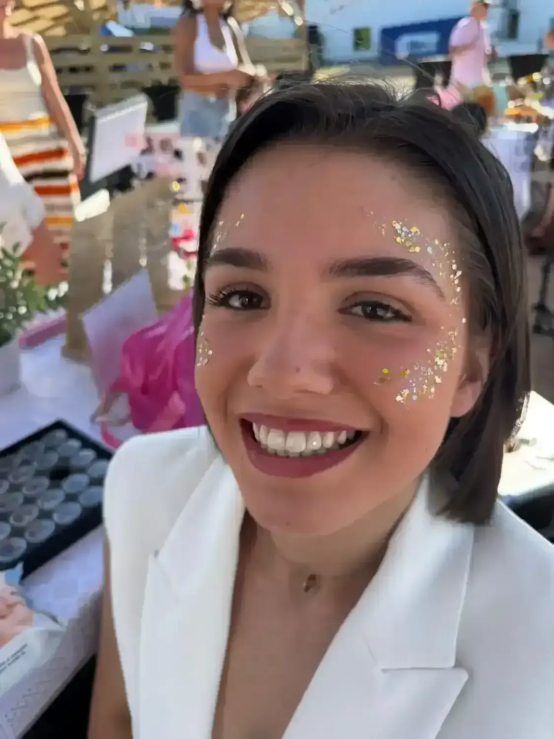 Cliente en extérieur montrant son strass dentaire - Témoignage client Beauty By Besse