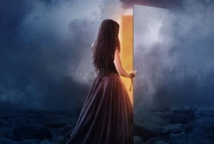 Mujer frente a un umbral simbólico que representa el fin de una relación y el inicio de un proceso de sanación emocional.