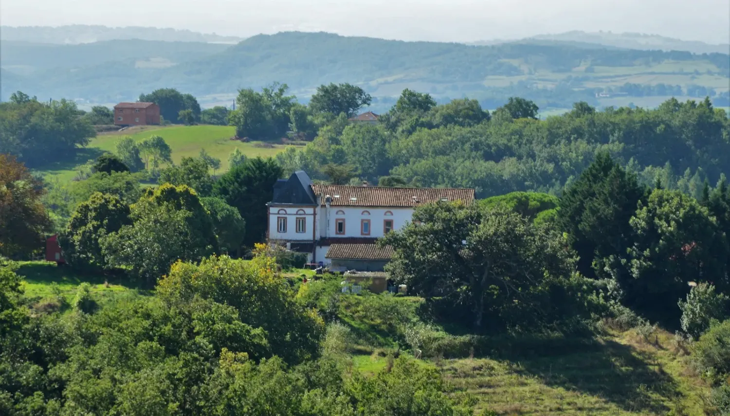 La maison de l'écovillage de Pourgues dans les arbres, en Ariège