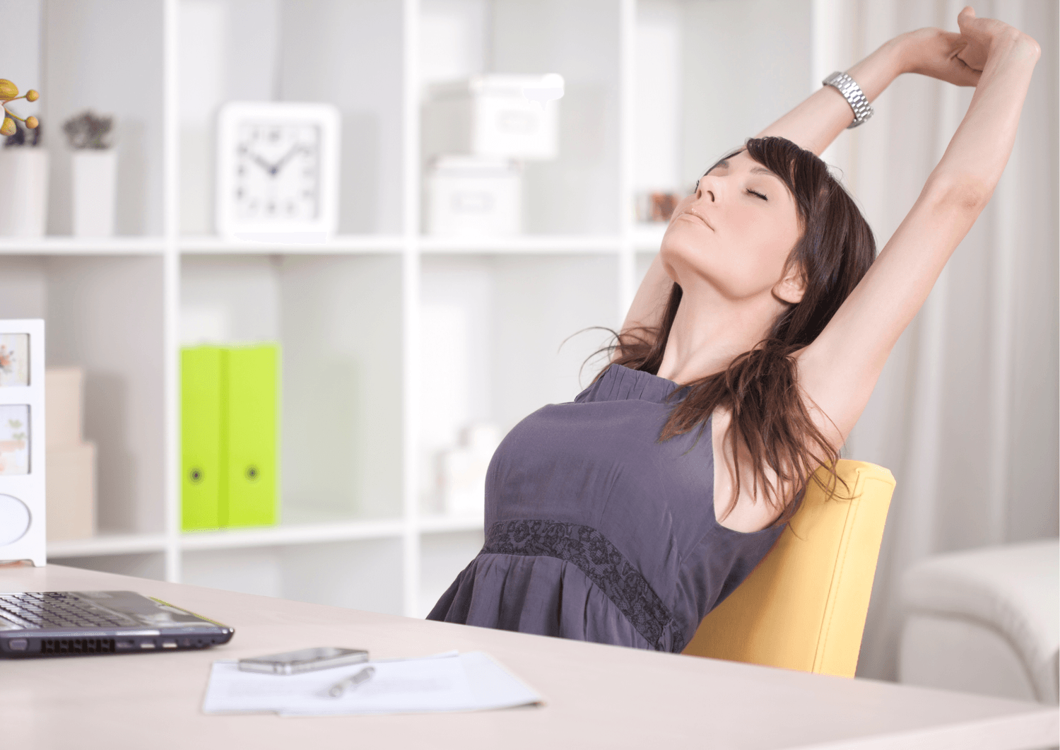Manager prenant une pause au bureau pour s’étirer et relâcher la tension, favorisant la détente et la concentration