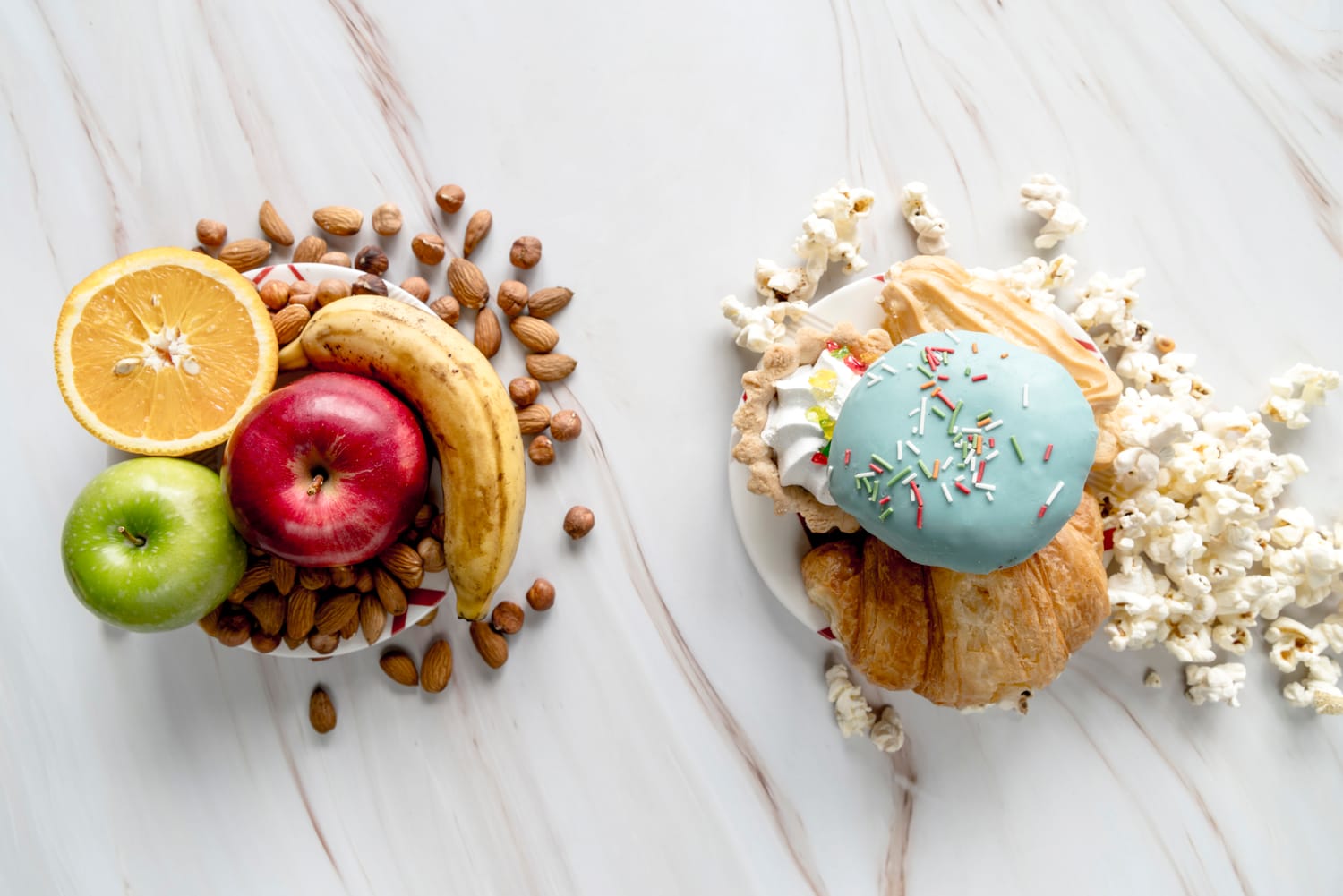 Comparaison entre collation saine (fruits et oléagineux) et pause sucrée en entreprise avec viennoiseries et pâtisseries, illustrant la réduction des sucres cachés au travail.