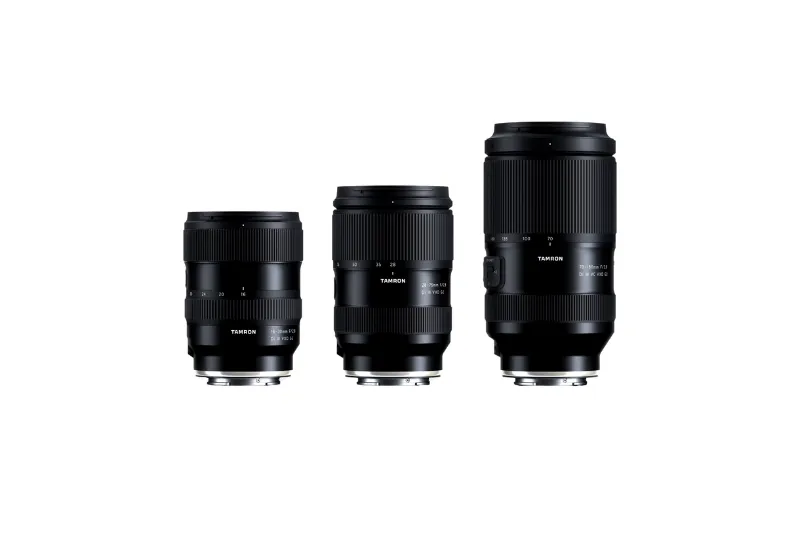 Három különböző méretű fekete Tamron zoomobjektív fehér háttér előtt