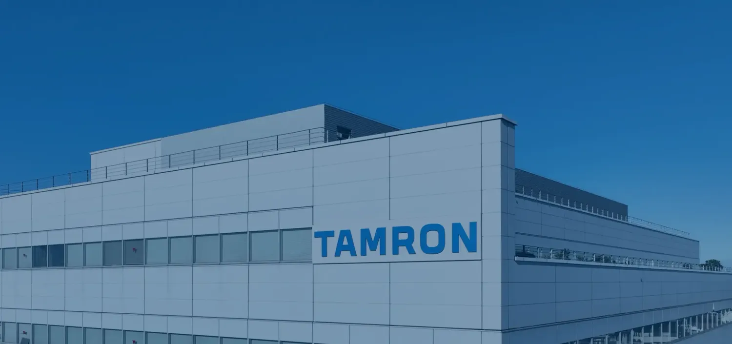 A Tamron vállalati épülete, homlokzatán a kék TAMRON felirattal