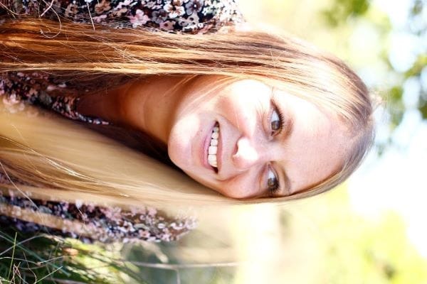 photo Marion Grosse regardant l'horizon