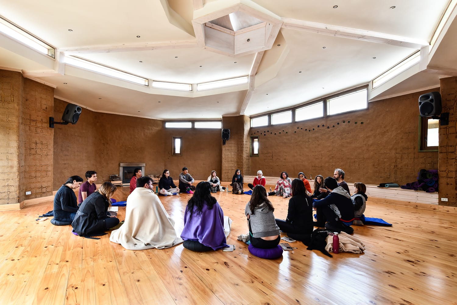 Grupo reunido durante un taller presencial de mindfulness
