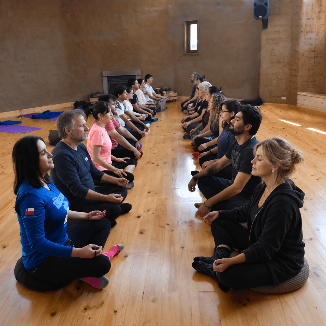 Grupo practicando meditación durante un taller de mindfulness
