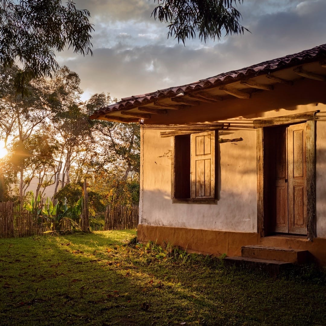 Verlassenes Haus mit Licht – energetische Erinnerung im Raum sichtbar