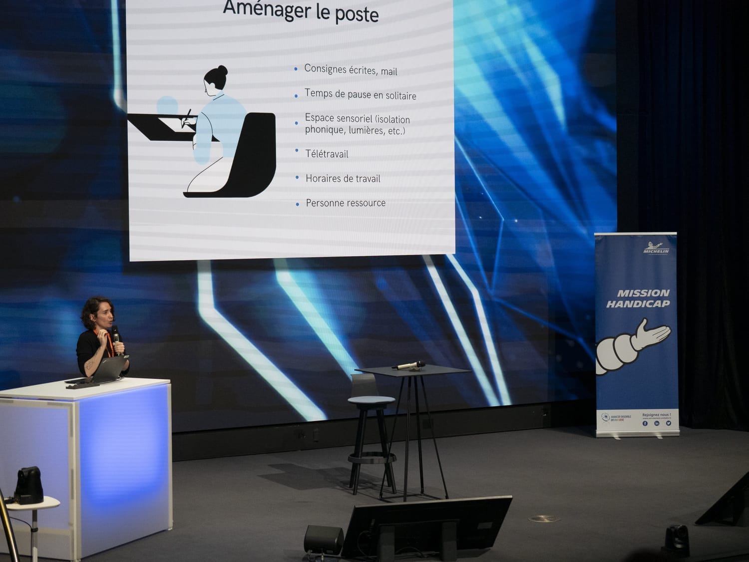 julie dachez intervenant en conférence sur l'autisme pour Michelin