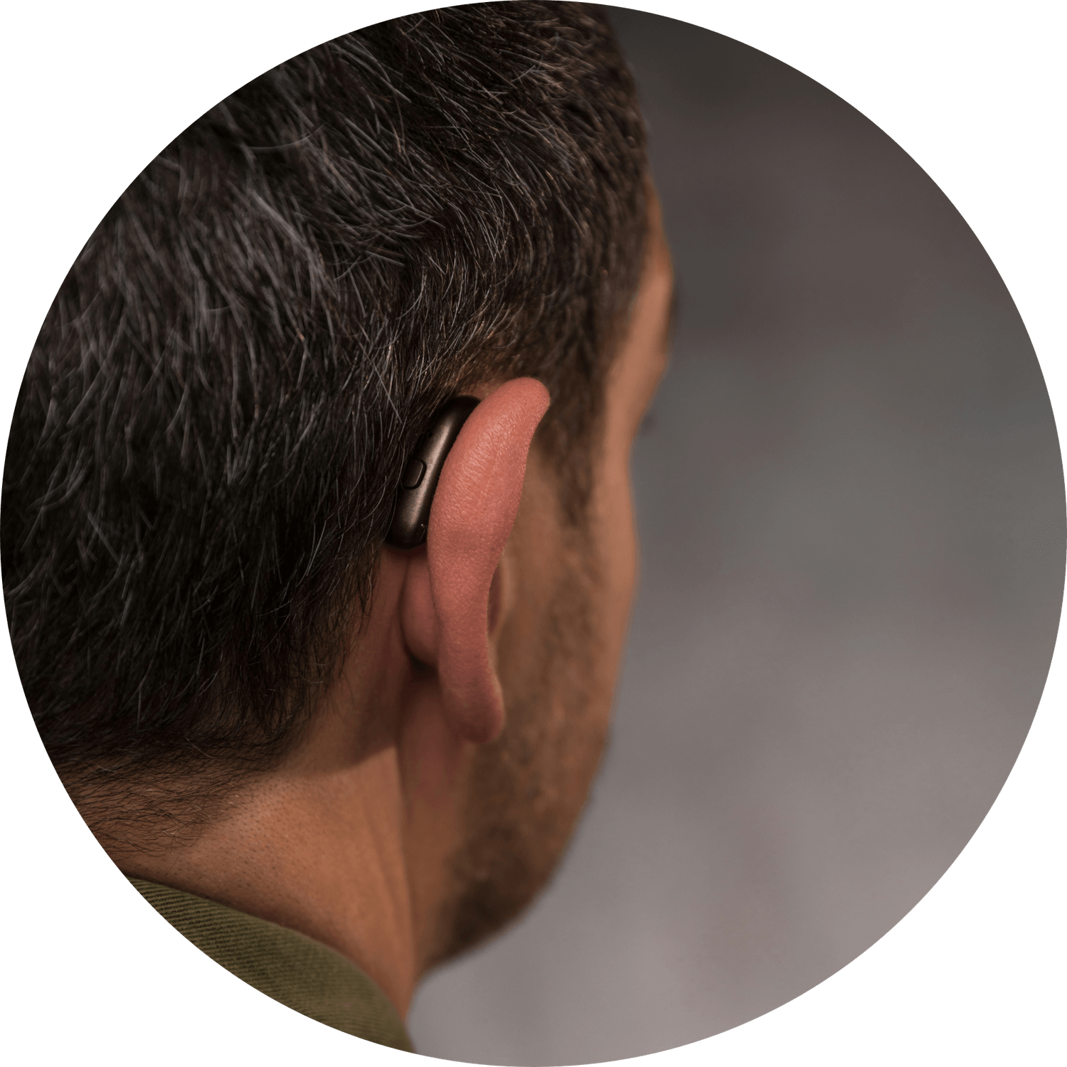 Man met hoortoestel: 15% van de beroepsbevolking is matig tot ernstig slechthorend