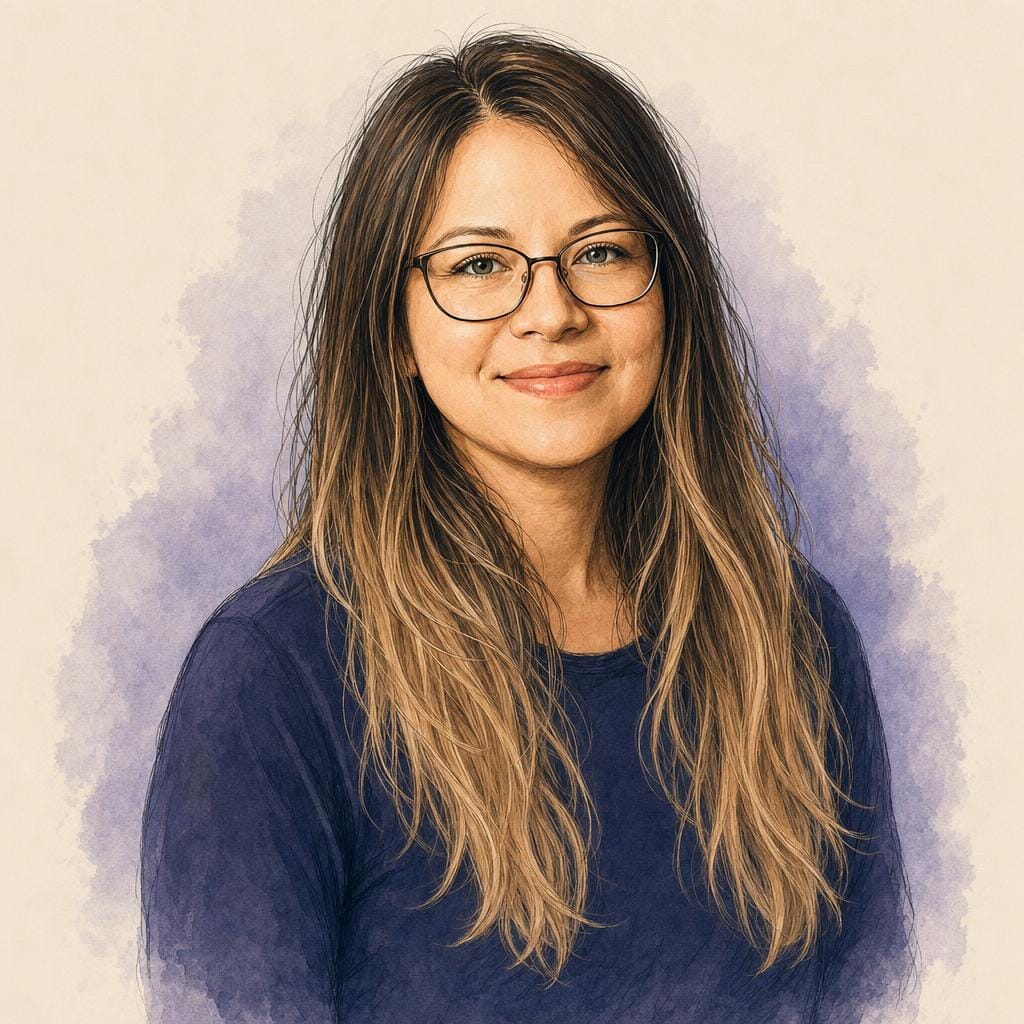 Svetlana Schneider mit Brille vor einem cremefarbenen und violetten Hintergrund