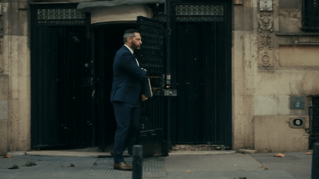 Plan photoréaliste, l'homme en costume marche dans une rue au crépuscule