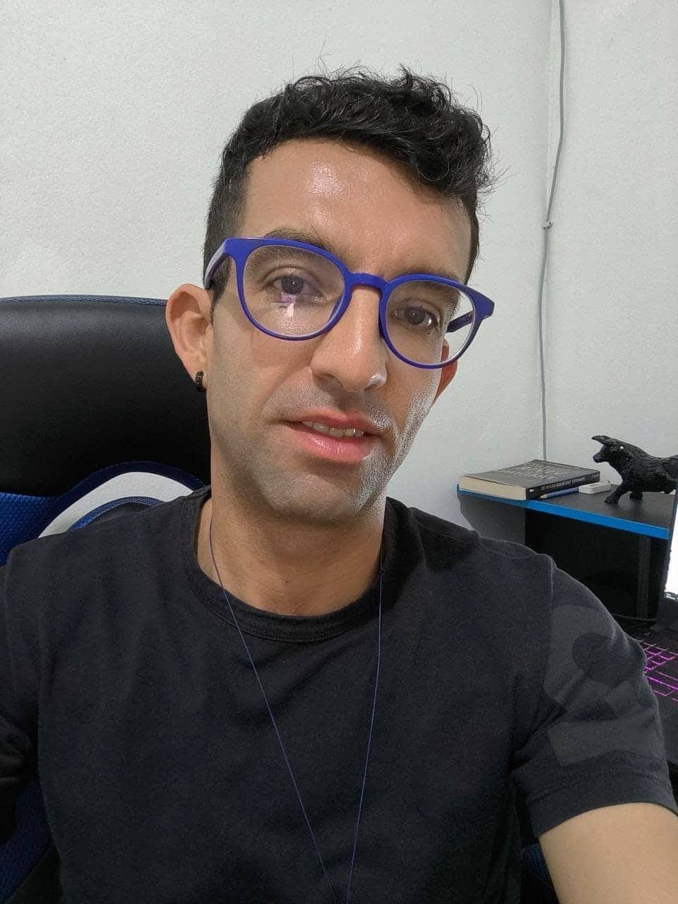 mi foto en mi setup de trading en mi oficina